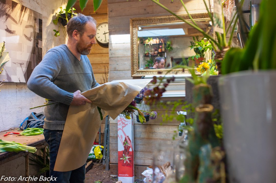 Dennis Weening in bloemenzaak BYDENNIS
