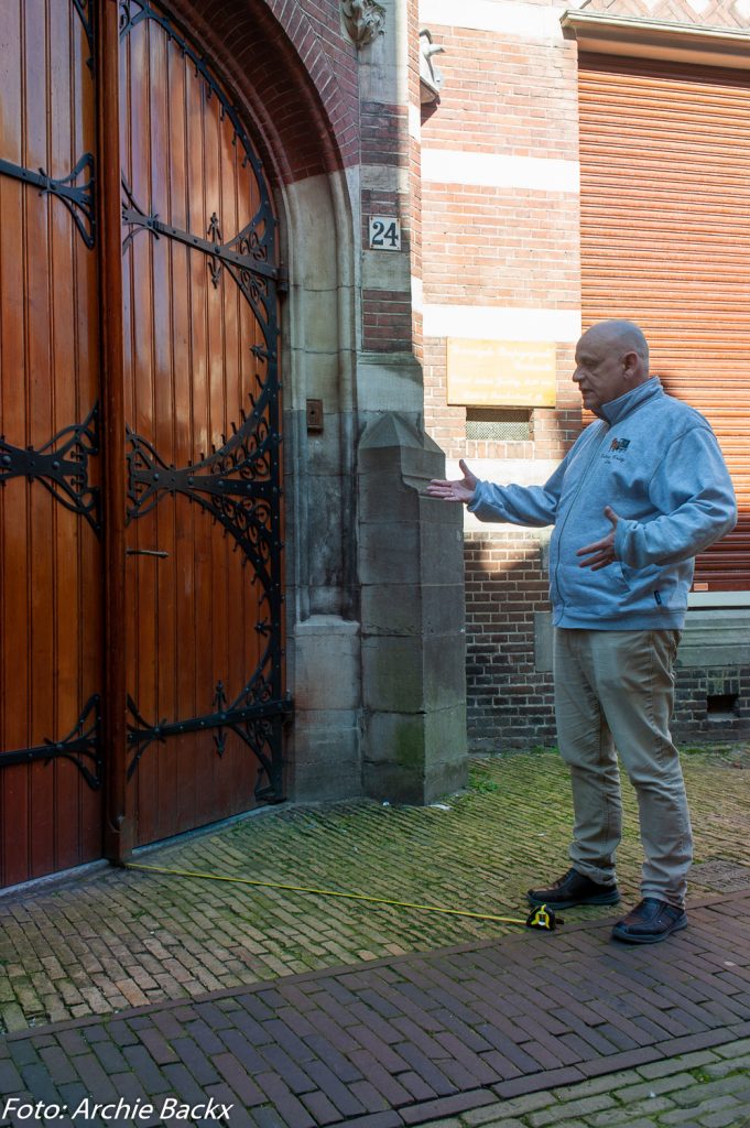Koster Sjoerd voor de Doopsgezinde kerk in Haarlem